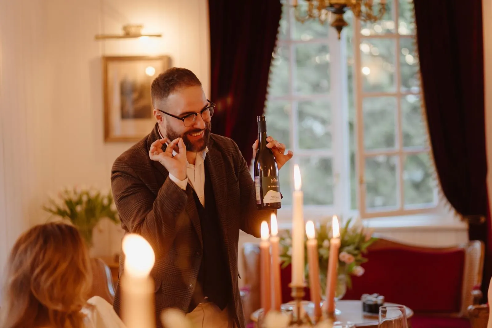 Nicholas presenta un vino durante una cata